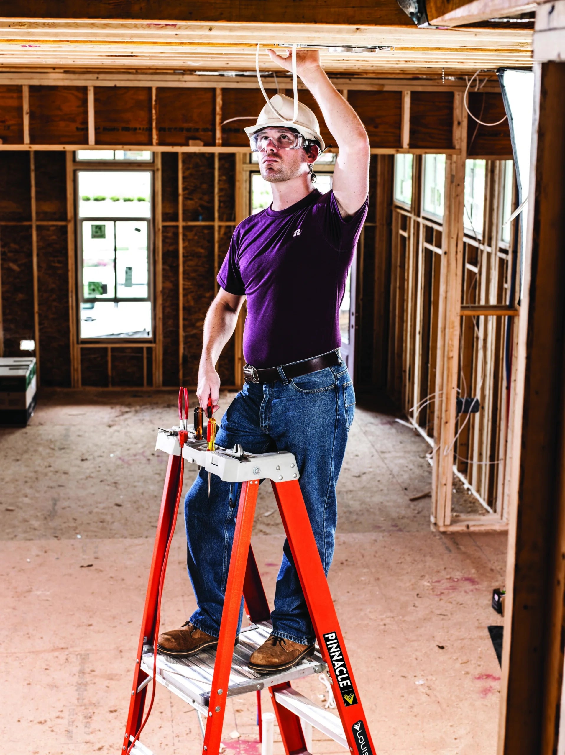 LOUISVILLE LADDER 4-FOOT FIBERGLASS PINNACLE PRO PLATFORM PLATFORM LADDER, TYPE IA, 300-POUND LOAD CAPACITY, FXP1704